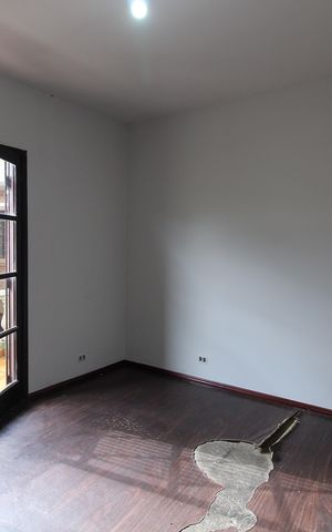 Casa à venda com 233m², 4 quartos e 2 vagas Casa à venda com 233m², 4 quartos e 2 vagasQuarto 4
