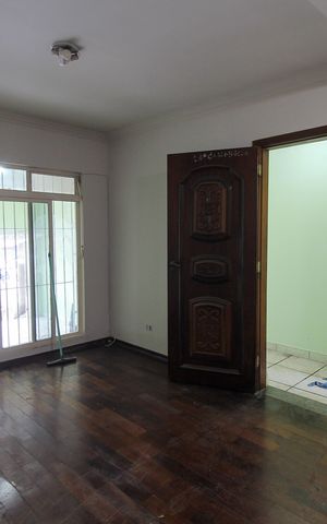 Casa à venda com 233m², 4 quartos e 2 vagas Casa à venda com 233m², 4 quartos e 2 vagasSala