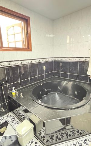 Casa à venda com 493m², 6 quartos e 8 vagasBanheiro da Suíte 2