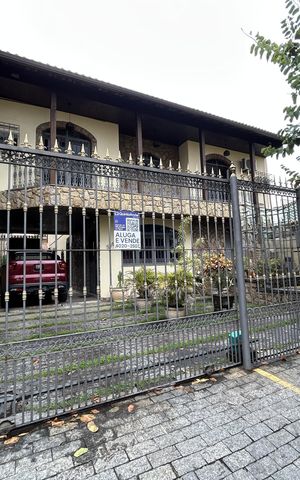 Casa à venda com 493m², 6 quartos e 8 vagasFachada + placa