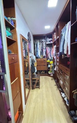 Casa à venda com 493m², 6 quartos e 8 vagasCloset da Suíte 2