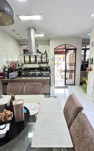 Casa à venda com 493m², 6 quartos e 8 vagasCozinha