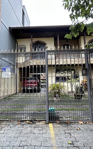 Casa à venda com 493m², 6 quartos e 8 vagasFachada + placa