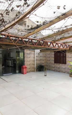 Casa à venda com 300m², 2 quartos e 3 vagas Casa à venda com 300m², 2 quartos e 3 vagasÁrea externa