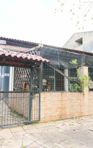 Casa à venda com 300m², 2 quartos e 3 vagas Casa à venda com 300m², 2 quartos e 3 vagasFachada