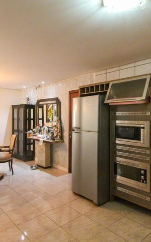 Casa à venda com 300m², 2 quartos e 3 vagas Casa à venda com 300m², 2 quartos e 3 vagasSala/Cozinha