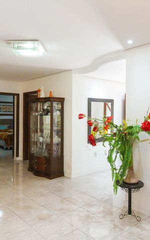 Casa à venda com 300m², 2 quartos e 3 vagas Casa à venda com 300m², 2 quartos e 3 vagasSala/Cozinha
