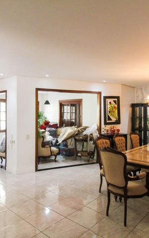 Casa à venda com 300m², 2 quartos e 3 vagas Casa à venda com 300m², 2 quartos e 3 vagasSala/Cozinha