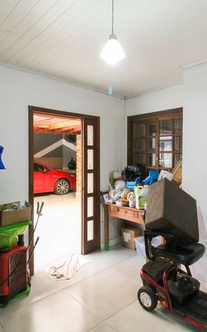 Casa à venda com 300m², 2 quartos e 3 vagas Casa à venda com 300m², 2 quartos e 3 vagasFundos
