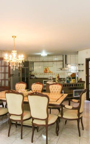 Casa à venda com 300m², 2 quartos e 3 vagas Casa à venda com 300m², 2 quartos e 3 vagasSala/Cozinha