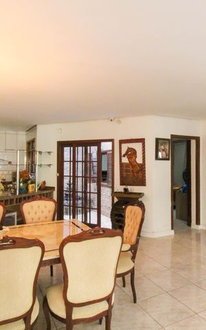 Casa à venda com 300m², 2 quartos e 3 vagas Casa à venda com 300m², 2 quartos e 3 vagasSala/Cozinha