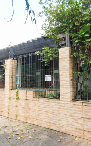 Casa à venda com 300m², 2 quartos e 3 vagas Casa à venda com 300m², 2 quartos e 3 vagasFachada