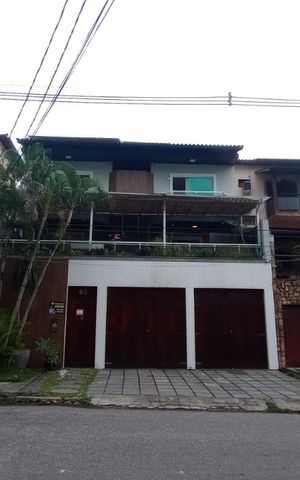 Casa à venda com 360m², 4 quartos e 2 vagas Casa à venda com 360m², 4 quartos e 2 vagasFachada