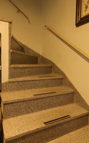 Casa à venda com 300m², 3 quartos e 2 vagasEscada para o piso superior