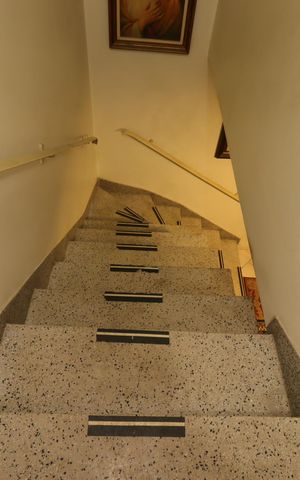 Casa à venda com 300m², 3 quartos e 2 vagasEscada para o piso superior