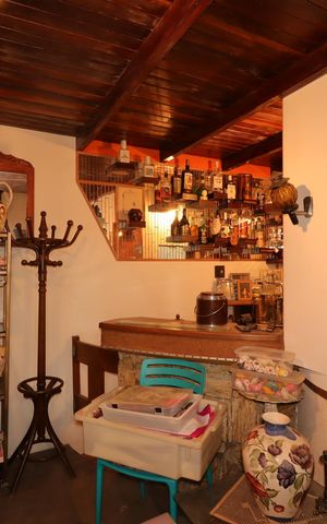 Casa à venda com 300m², 3 quartos e 2 vagasAdega