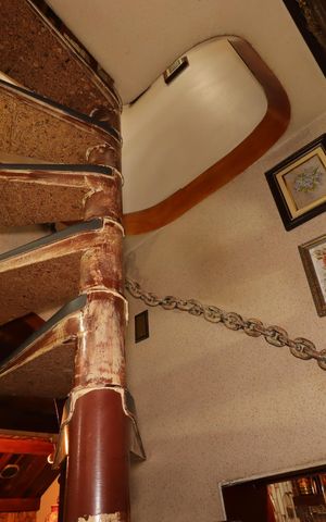 Casa à venda com 300m², 3 quartos e 2 vagasEscada para a Saleta