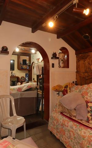 Casa à venda com 300m², 3 quartos e 2 vagasAdega