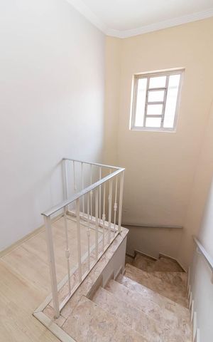 Casa para alugar com 158m², 3 quartos e 2 vagasEscada