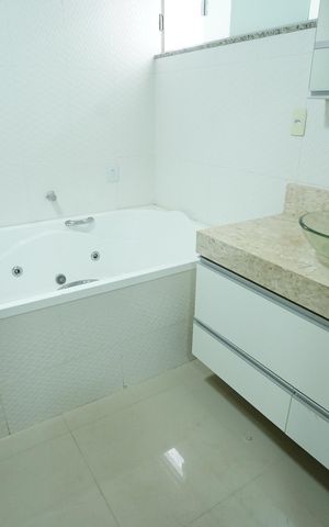 Casa para alugar com 239m², 4 quartos e 4 vagas