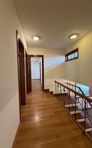 Casa de condomínio à venda com 204m², 5 quartos e 2 vagas Casa de condomínio à venda com 204m², 5 quartos e 2 vagasCorredor