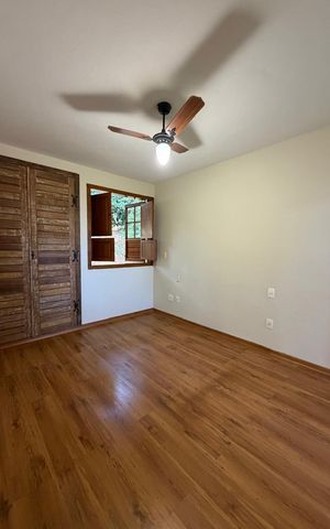 Casa de condomínio à venda com 204m², 5 quartos e 2 vagas Casa de condomínio à venda com 204m², 5 quartos e 2 vagasQuarto 4