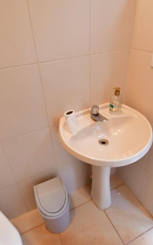 Casa de condomínio à venda com 280m², 4 quartos e 4 vagasBanheiro de serviço