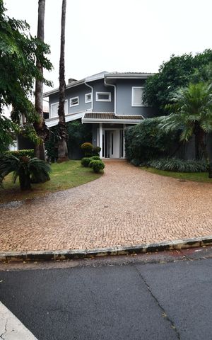Casa de condomínio à venda com 280m², 4 quartos e 4 vagasFachada