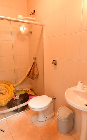 Casa de condomínio à venda com 280m², 4 quartos e 4 vagasBanheiro de serviço