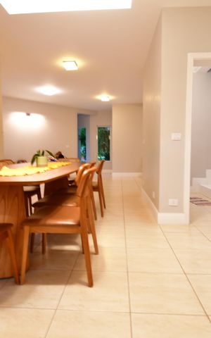 Casa de condomínio à venda com 280m², 4 quartos e 4 vagasSala