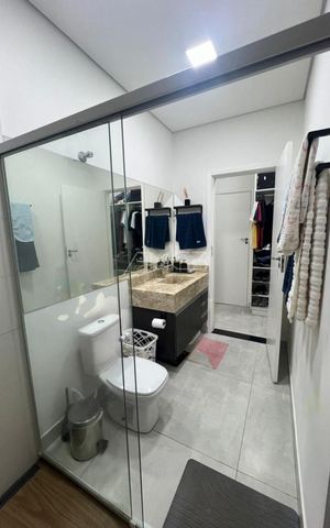 Casa de condomínio à venda com 221m², 3 quartos e 4 vagas