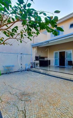 Casa de condomínio à venda com 250m², 4 quartos e 4 vagas