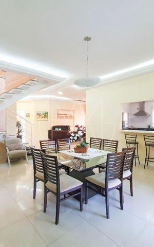 Casa de condomínio à venda com 250m², 4 quartos e 4 vagas