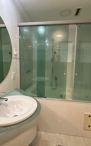 Apartamento à venda com 118m², 3 quartos e 2 vagas Apartamento à venda com 118m², 3 quartos e 2 vagasBanheiro da Suíte 1