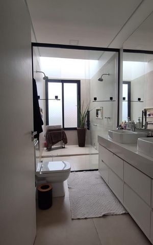 Casa de condomínio à venda com 407m², 4 quartos e 6 vagasBanheiro da Suíte 2 / Principal