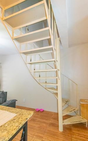 Casa de condomínio à venda com 45m², 2 quartos e 1 vaga Casa de condomínio à venda com 45m², 2 quartos e 1 vagaEscada