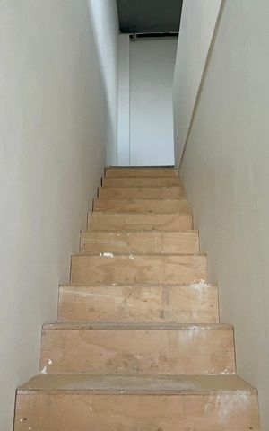 Apartamento à venda com 68m², 1 quarto e 1 vaga Apartamento à venda com 68m², 1 quarto e 1 vagaEscada