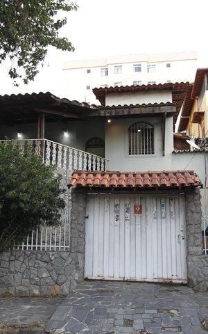 Casa à venda com 370m², 4 quartos e 3 vagasFachada