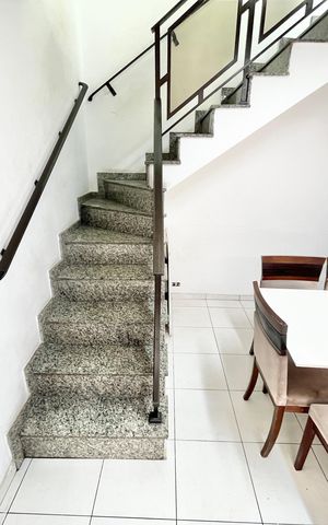 Casa à venda com 259m², 3 quartos e 2 vagas Casa à venda com 259m², 3 quartos e 2 vagasEscada