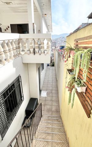 Casa à venda com 259m², 3 quartos e 2 vagas Casa à venda com 259m², 3 quartos e 2 vagasEscada