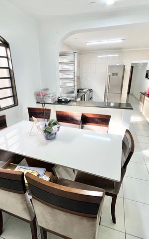 Casa à venda com 259m², 3 quartos e 2 vagas Casa à venda com 259m², 3 quartos e 2 vagasSala de Jantar