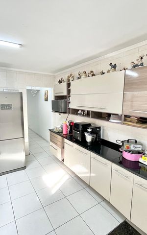 Casa à venda com 259m², 3 quartos e 2 vagas Casa à venda com 259m², 3 quartos e 2 vagasCozinha