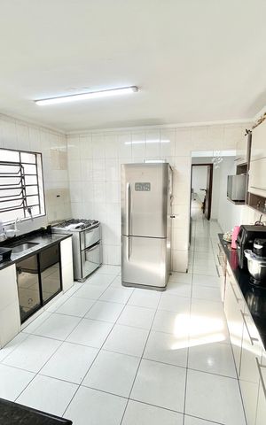 Casa à venda com 259m², 3 quartos e 2 vagas Casa à venda com 259m², 3 quartos e 2 vagasCozinha