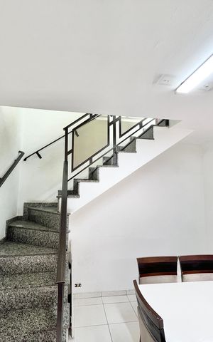 Casa à venda com 259m², 3 quartos e 2 vagas Casa à venda com 259m², 3 quartos e 2 vagasEscada