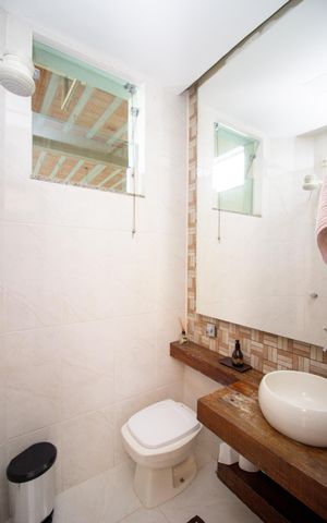 Casa à venda com 300m², 3 quartos e 6 vagas Casa à venda com 300m², 3 quartos e 6 vagasLavabo
