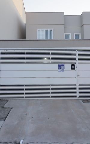 Casa à venda com 96m², 2 quartos e 2 vagasFachada