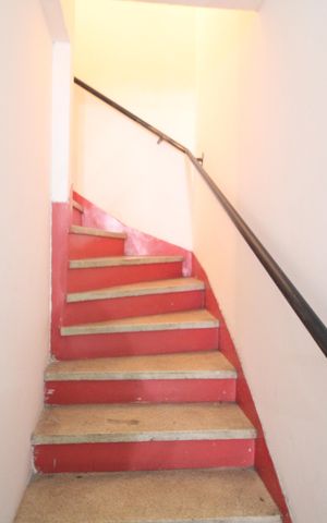 Casa à venda com 92m², 2 quartos e 1 vagaEscada
