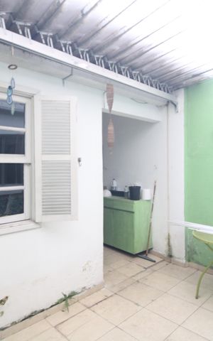 Casa à venda com 92m², 2 quartos e 1 vagaFundos da casa