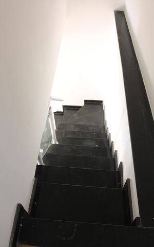 Casa à venda com 150m², 3 quartos e 2 vagasescada acesso piso inferior