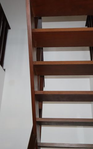 Casa para alugar com 440m², 4 quartos e 15 vagasEscada para o sótão